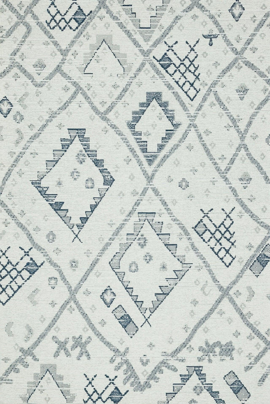 Weiß-blauer Teppich mit geometrischem Ethno-Muster – im Wohnzimmer