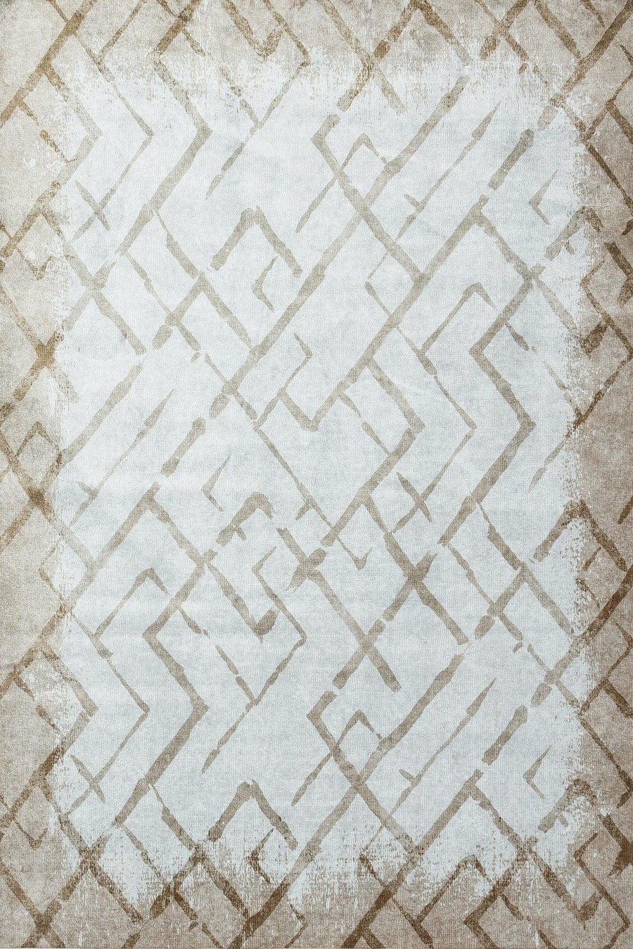 Weißer Teppich mit geometrischem Muster in Braun – im Wohnzimmer