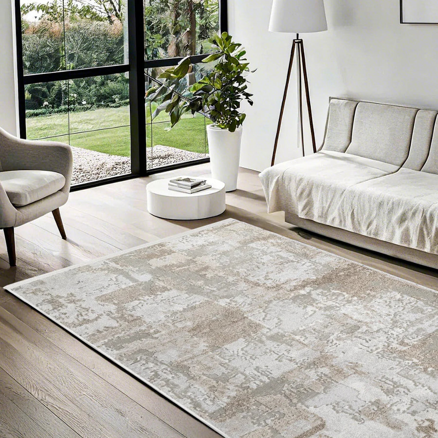 Moderner Teppich in Weiß und Beige mit abstraktem Muster – im Wohnzimmer