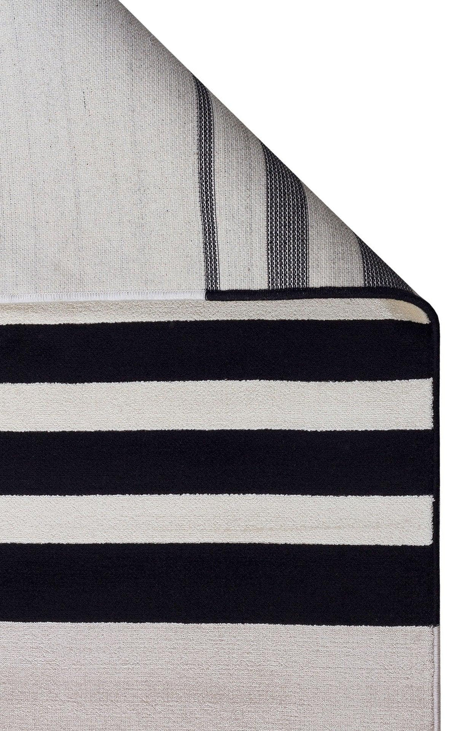 Oval Wool Rug with Geometric Design in Cream & Black – in the living room