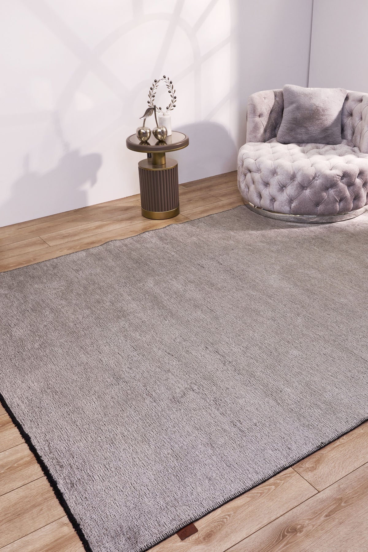 Nuvra Antrasit Gri Soyut Desenli Modern Makine Halısı – kenar detayı