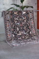 Tapis tissé à la machine Lasli noir et gris à motifs animaliers classiques