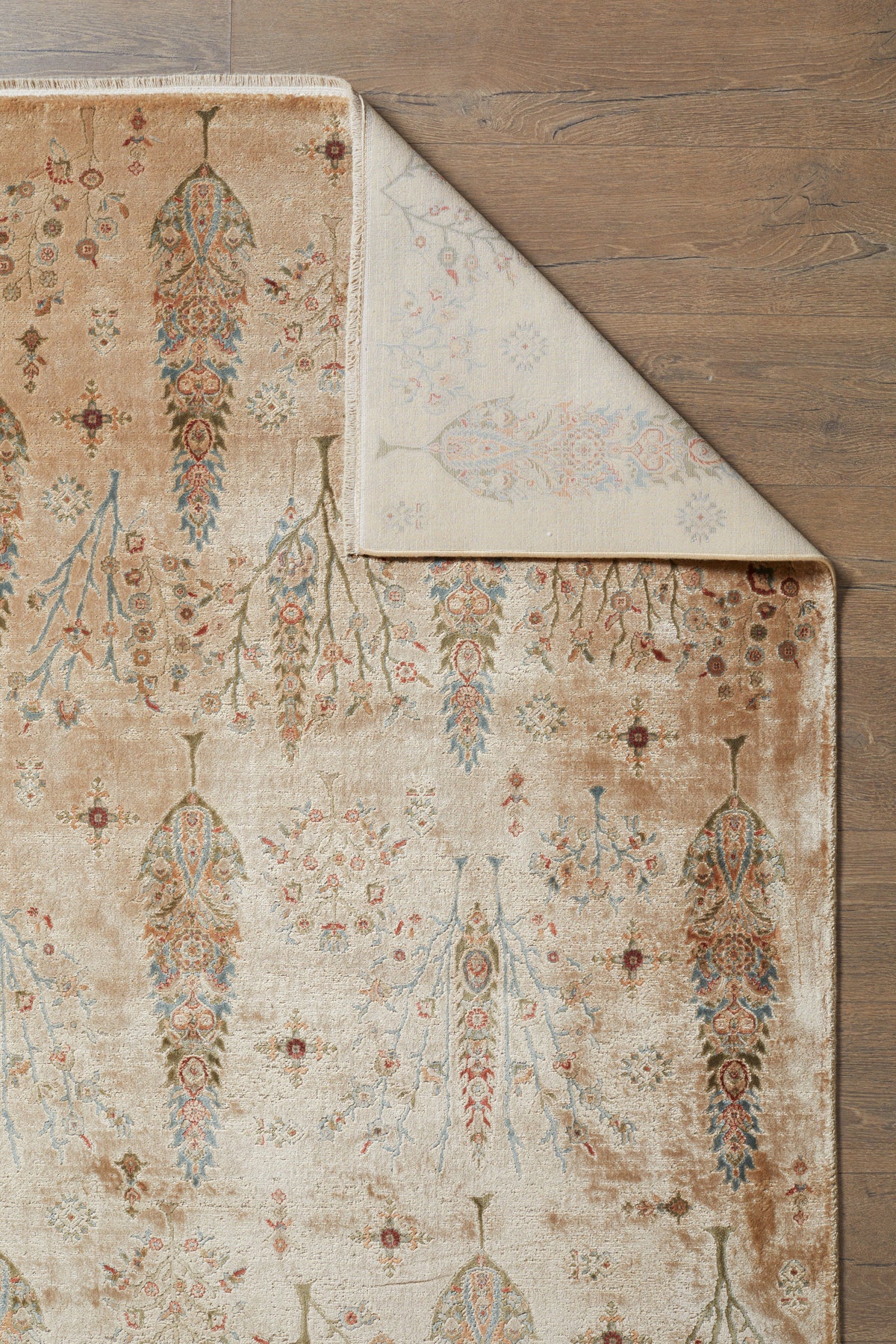 Alfombra clásica beige y marrón con flores, de máquina Kimra – primer plano de textura