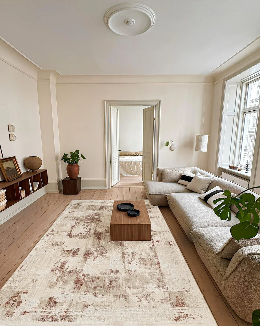 Teppich Braun Beige mit abstraktem Muster – im Wohnzimmer