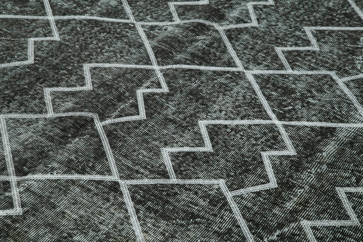 Kesle Antrasit Beyaz Geometrik Desenli 30-70 Yıllık El Dokuma Halı 210x298 cm – mekânda kullanım
