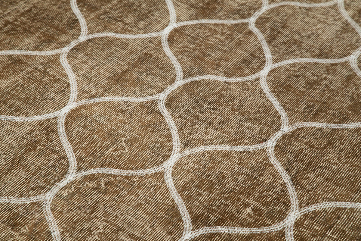 Kesle Geometrik Desenli Kahverengi Beyaz Modern Halı 149x241 cm – mekânda kullanım