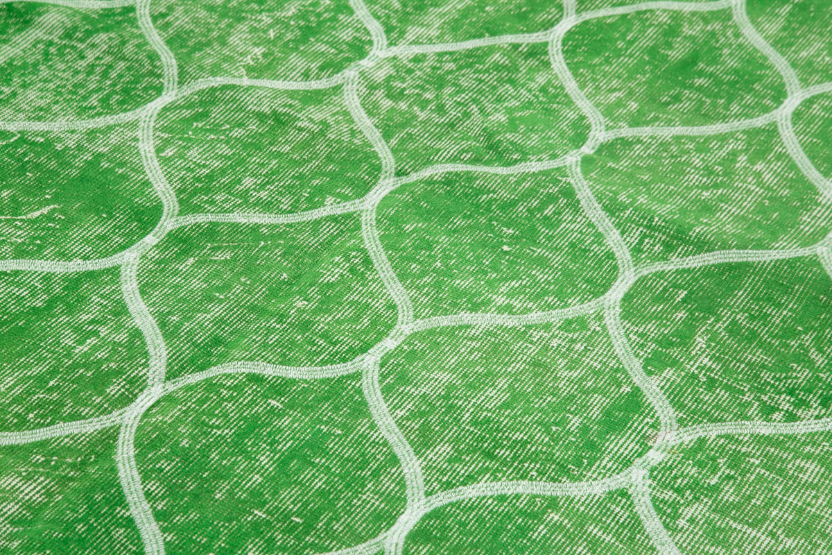 Kesle Geometrik Desenli Yeşil Beyaz Modern Eskitme Halı 180x280 cm – mekânda kullanım