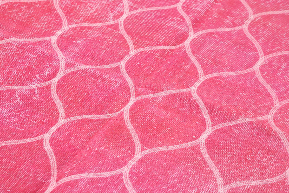 Kesle Beyaz Modern Halı Pembe Zeminli Geometrik Desenli 158x262 cm – mekânda kullanım