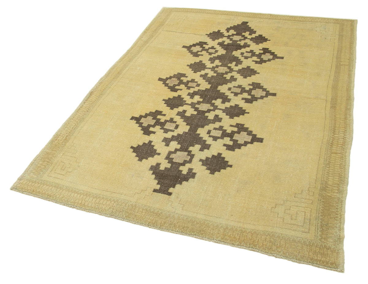 Movli Koyu Kahverengi Halı, Bej Zemin Üzeri Madalyon Desenli 138x192 cm – doku yakın çekim