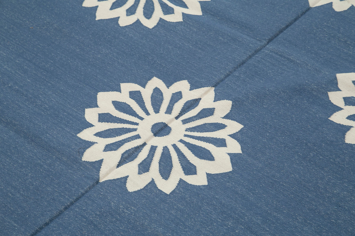Navamo Mavi Beyaz Geometrik Duri El Dokuma Kilim 187x270 cm – mekânda kullanım