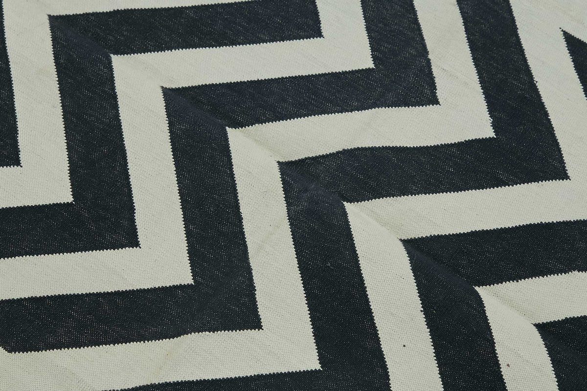 Nevok Geometrik Desenli Lacivert ve Kırmızı Dokuma Kilim 109x163 cm – mekânda kullanım