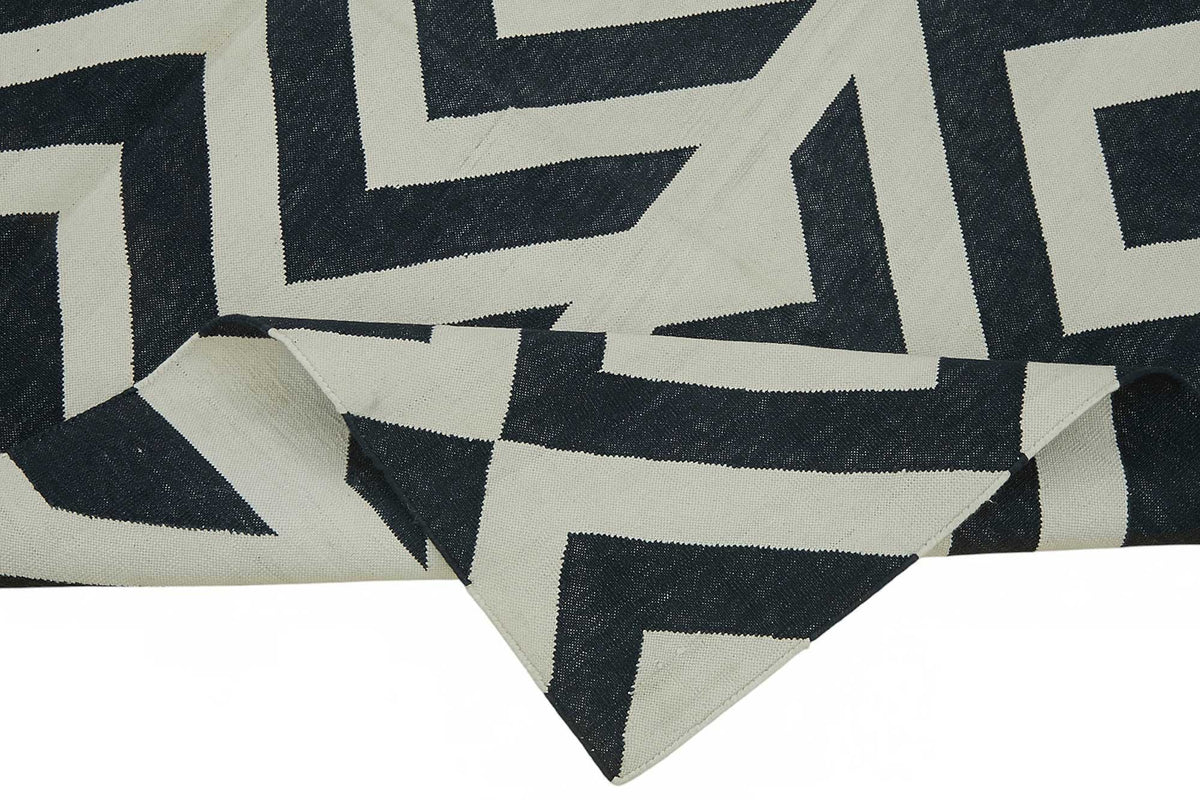 Nevok Geometrik Desenli Lacivert ve Kırmızı Dokuma Kilim 109x163 cm – kenar detayı