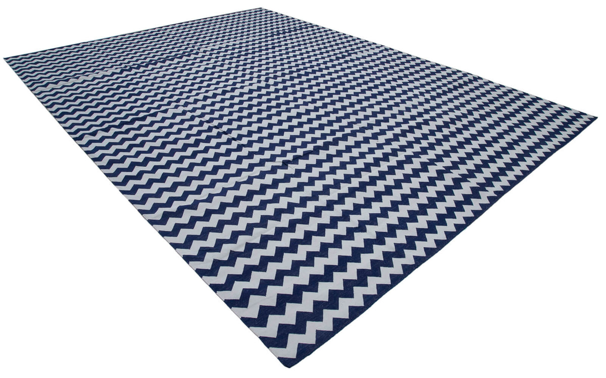 Navamo Lacivert Beyaz Geometrik Desenli Duri El Dokuma Kilim 305x415 cm – genel görünüm