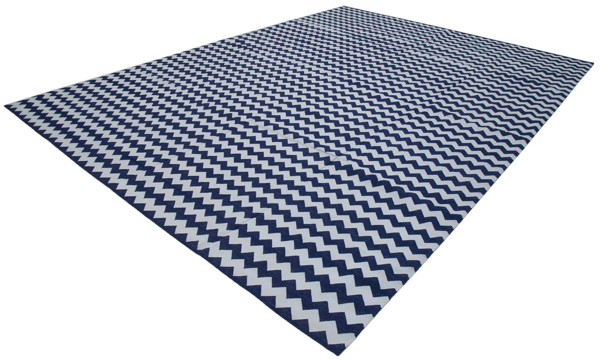 Navamo Lacivert Beyaz Geometrik Desenli Duri El Dokuma Kilim 305x415 cm – doku yakın çekim