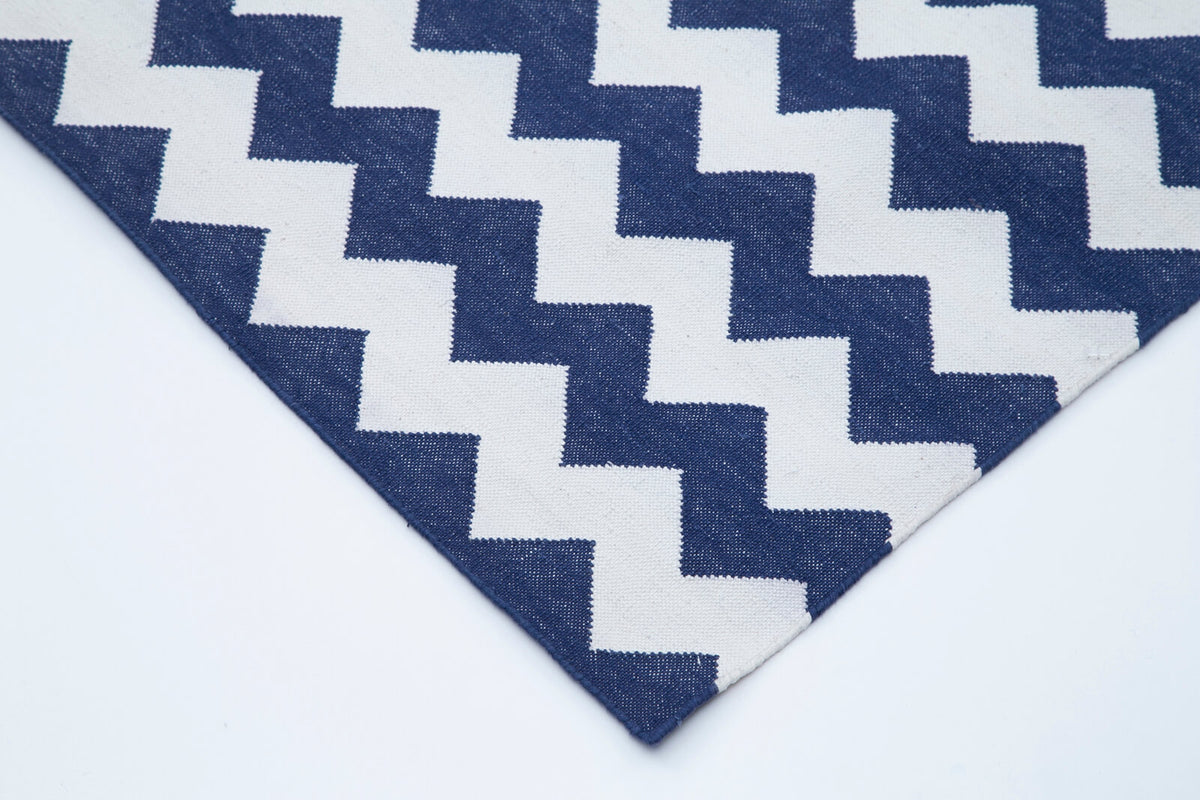 Navamo Lacivert Beyaz Geometrik Desenli Duri El Dokuma Kilim 305x415 cm – detay görünümü