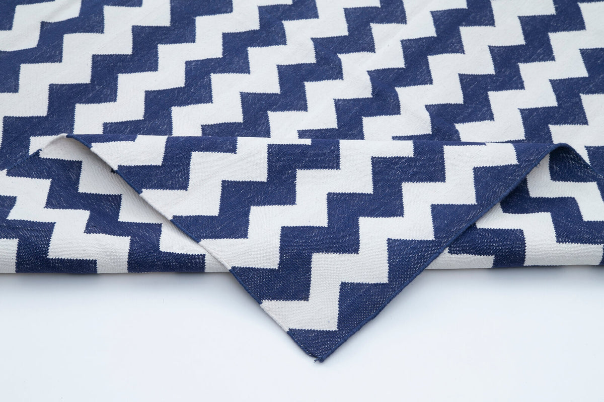 Navamo Lacivert Beyaz Geometrik Desenli Duri El Dokuma Kilim 305x415 cm – kenar detayı