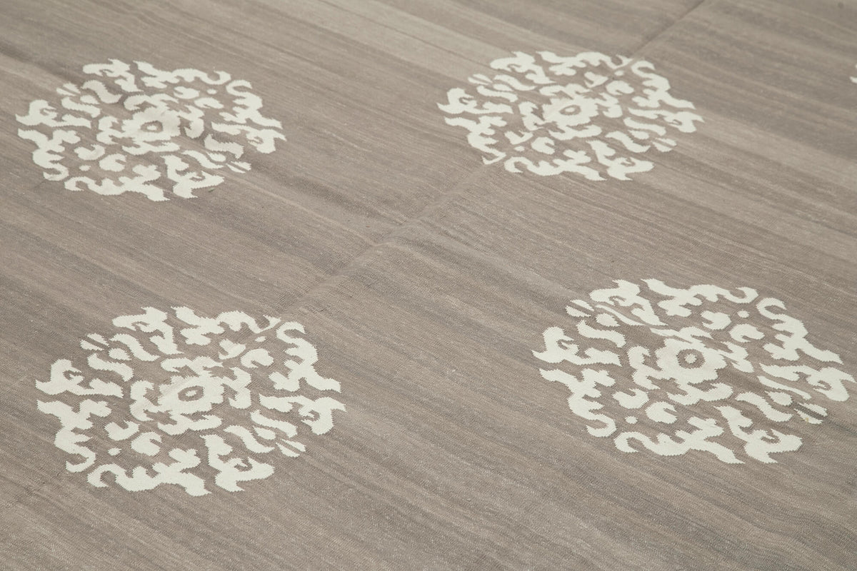 Navamo Gri Beyaz Geometrik El Dokuma Duri Kilim 244x297 cm – mekânda kullanım