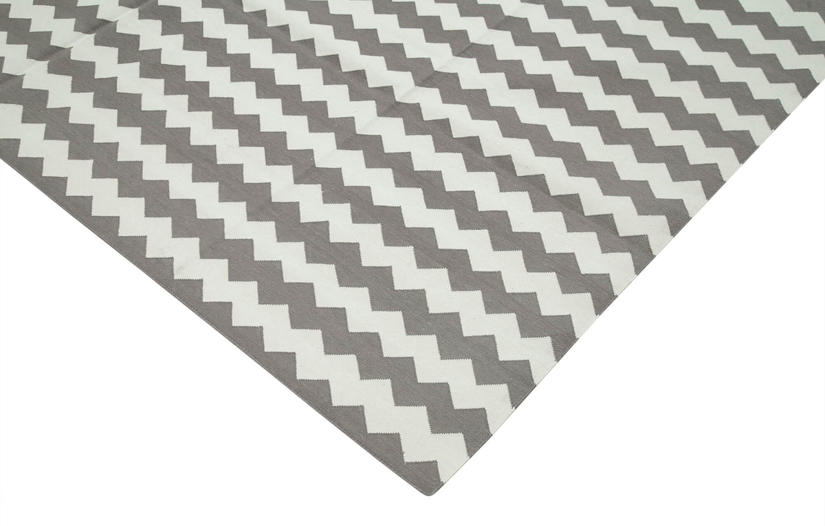 Navamo Dokuma Modern Gri Beyaz Geometrik Desenli Kilim 242x300 cm – detay görünümü
