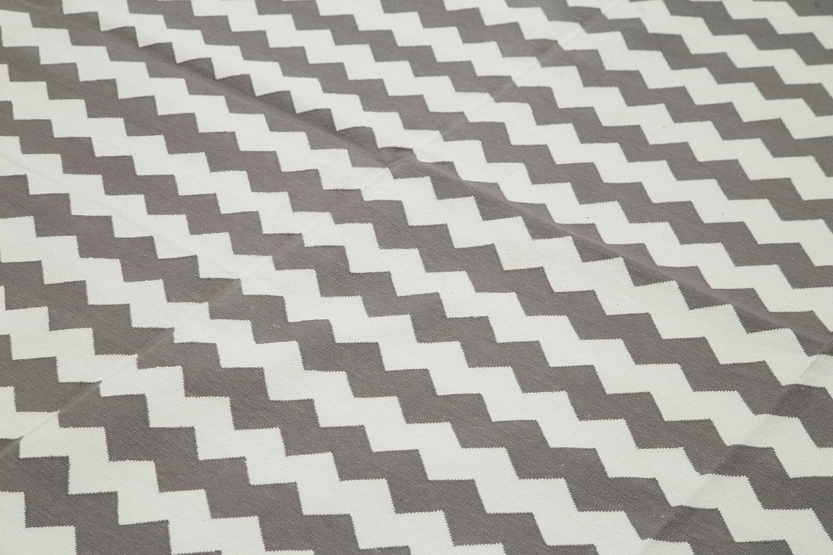 Navamo Dokuma Modern Gri Beyaz Geometrik Desenli Kilim 242x300 cm – mekânda kullanım