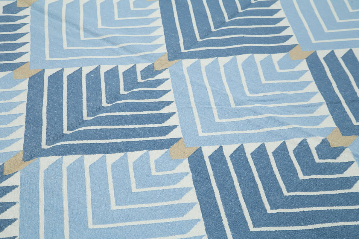 Navamo Mavi Beyaz Geometrik Desenli Duri Kilim 246x300 cm – mekânda kullanım
