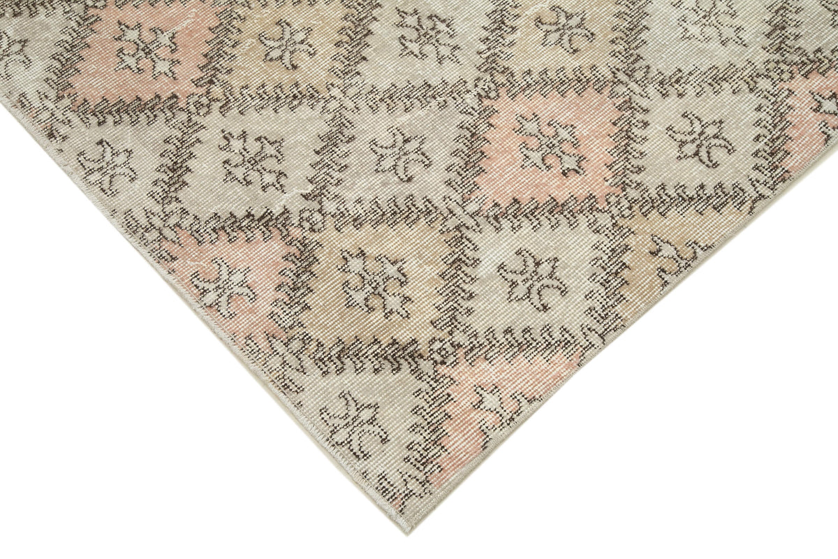 Bevra Checkered Beige Pink Geometric Pattern Vintage Hand-Woven Rug 137x267 cm – detail view