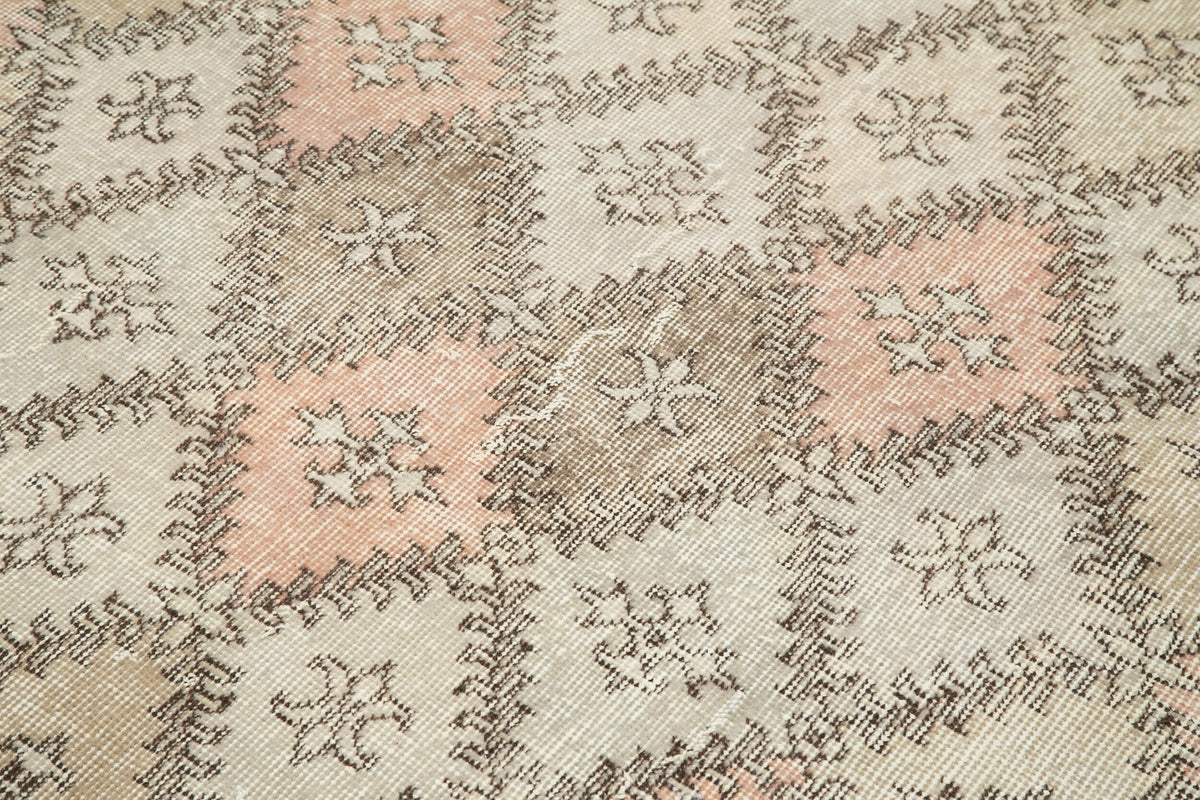 Bevra Checkered Beige Pink Geometric Pattern Vintage Hand-Woven Rug 137x267 cm – in a room setting