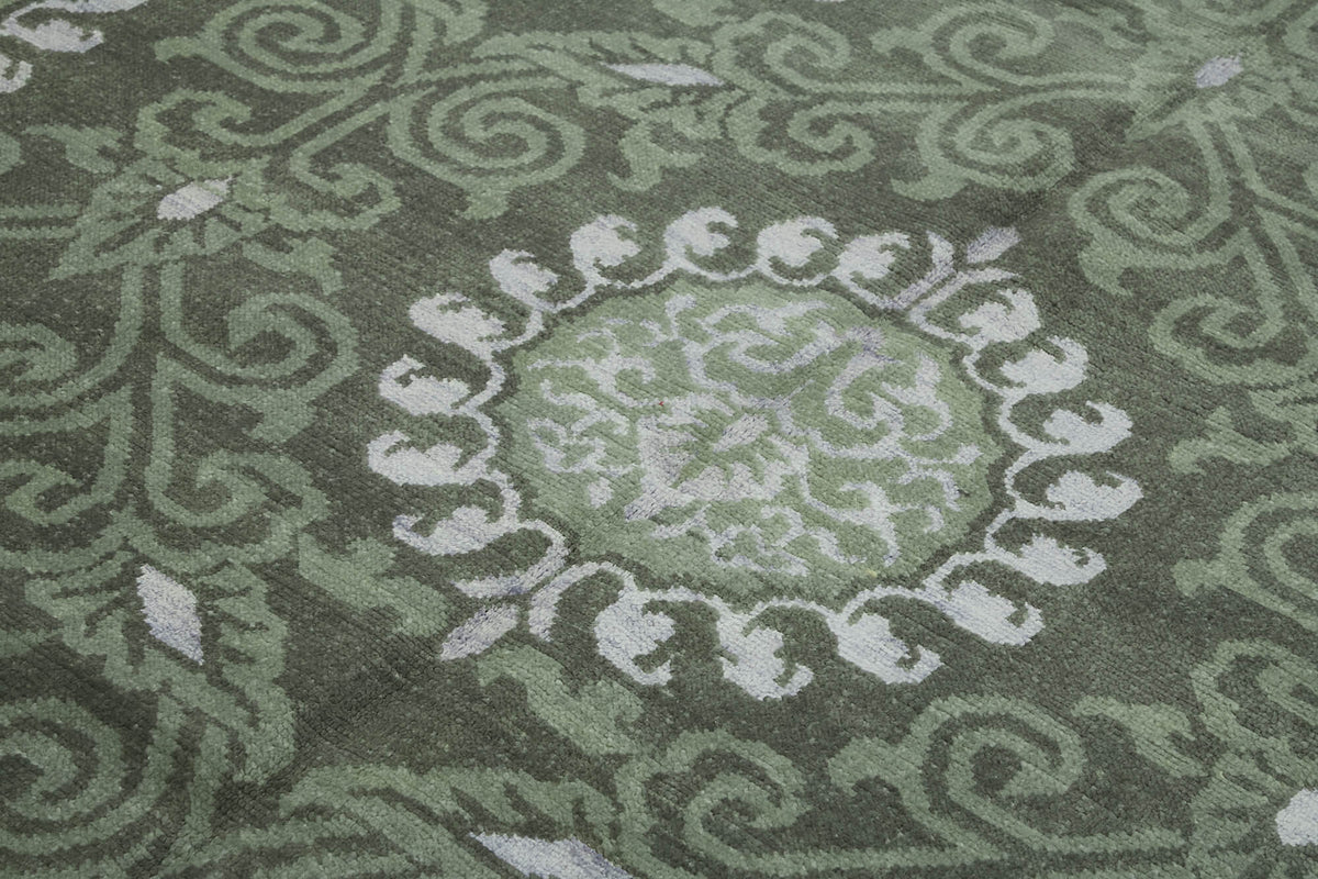 Nivro Vintage Uşak Halı Yeşil ve Açık Gri Madalyon Desenli 240x301 cm – mekânda kullanım