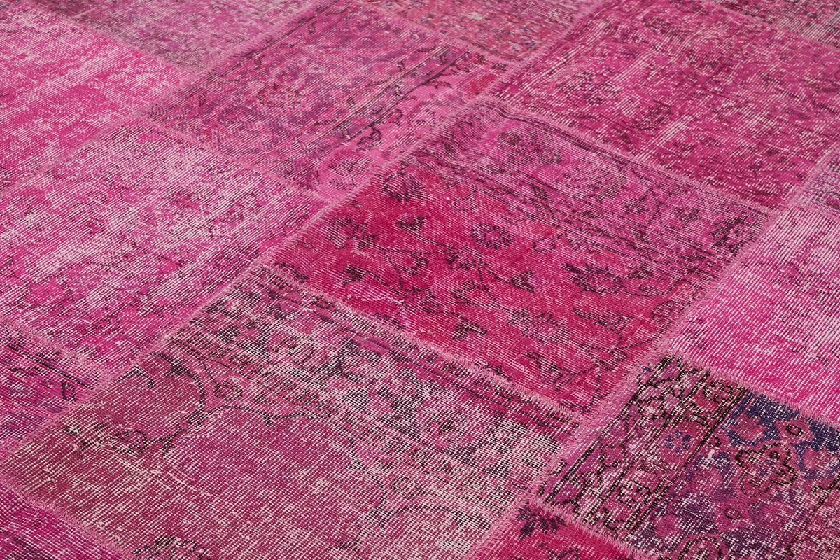 Razik Pembe Patchwork Desenli Modern El Dokuma Halı 250x300 cm – mekânda kullanım