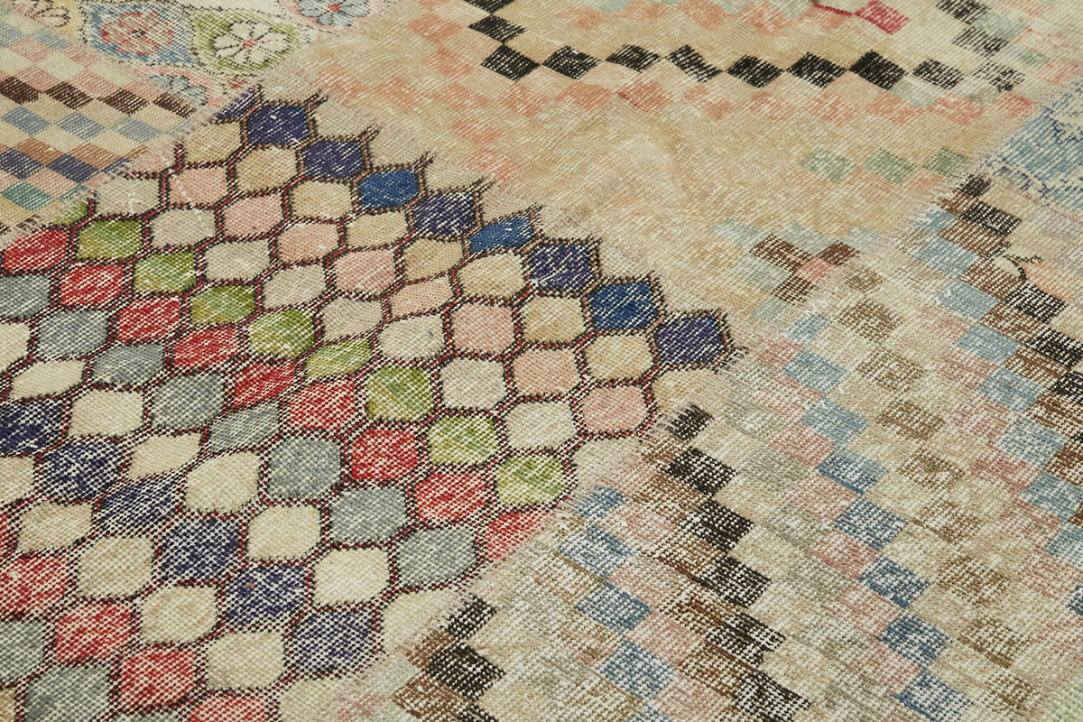 Razik Bej ve Çok Renkli Geometrik Desenli Yün Patchwork Halı 250x300 cm – mekânda kullanım