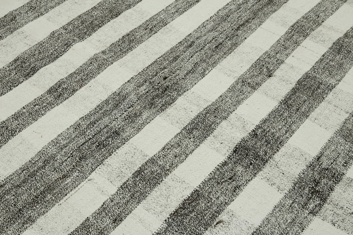 Kadex Çizgili Modern Kilim Kirli Beyaz ve Antrasit Gri 198x248 cm – mekânda kullanım