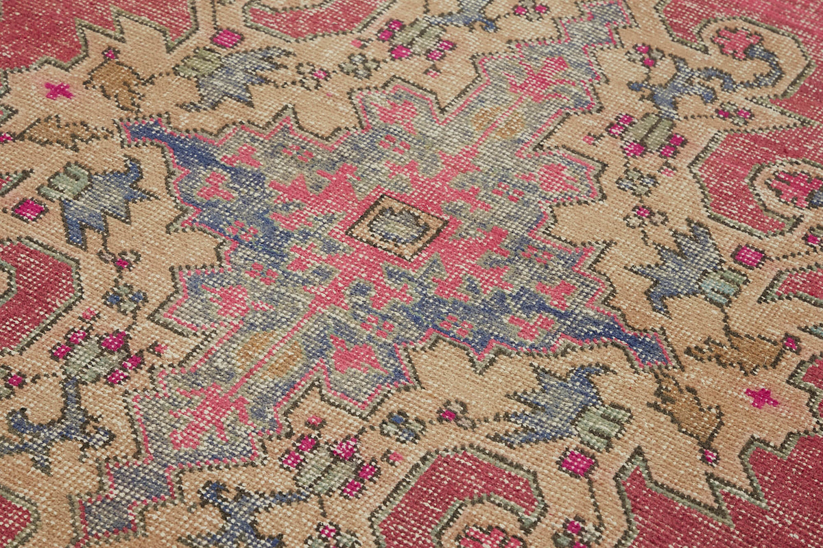 Kavale Pembe Madalyon Desenli Yün ve Pamuk El Dokuma Halı 140x236 cm – mekânda kullanım