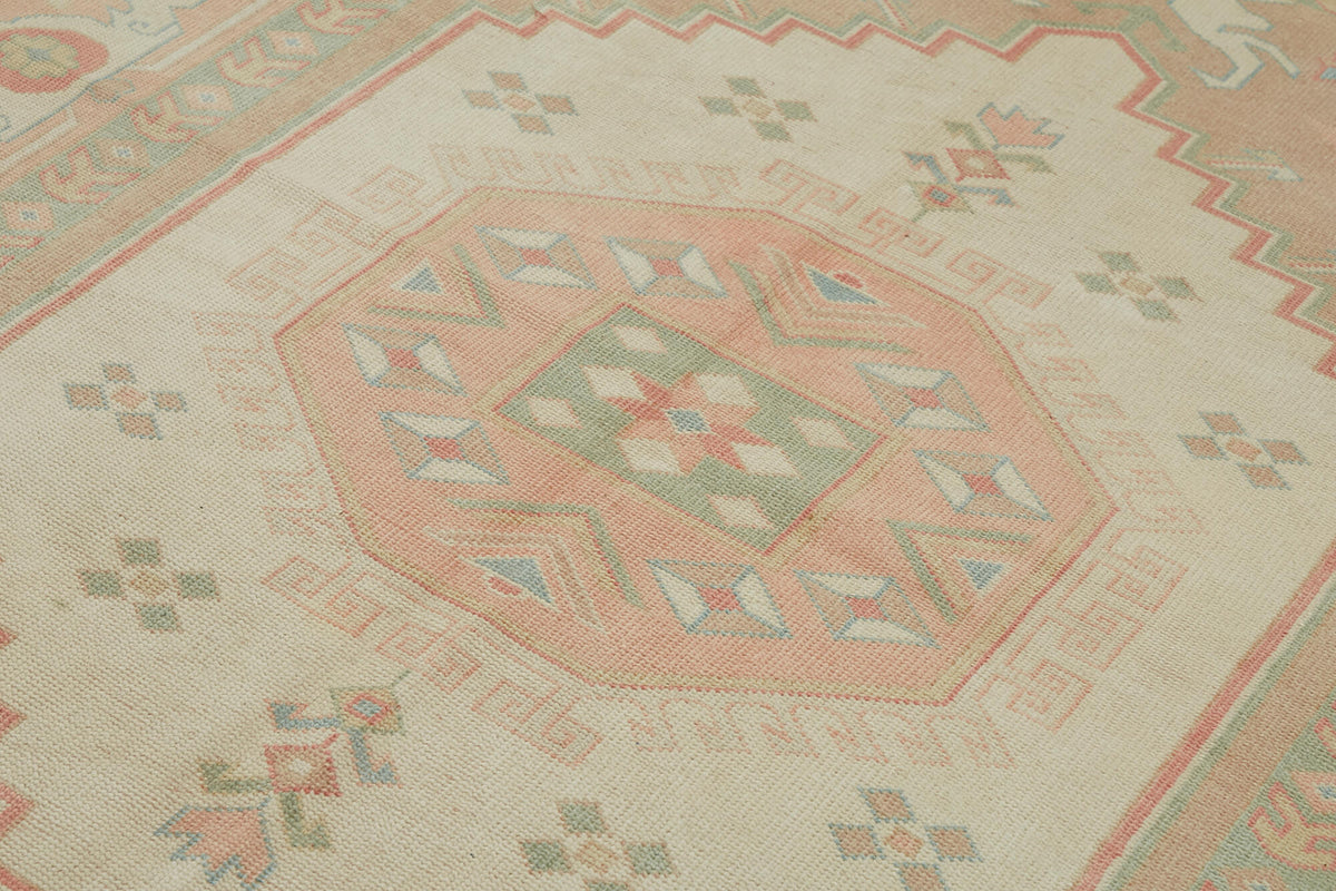 Kavale Geometrik Desenli Bej ve Pembe Tonlu Anadolu Halısı 184x247 cm – mekânda kullanım