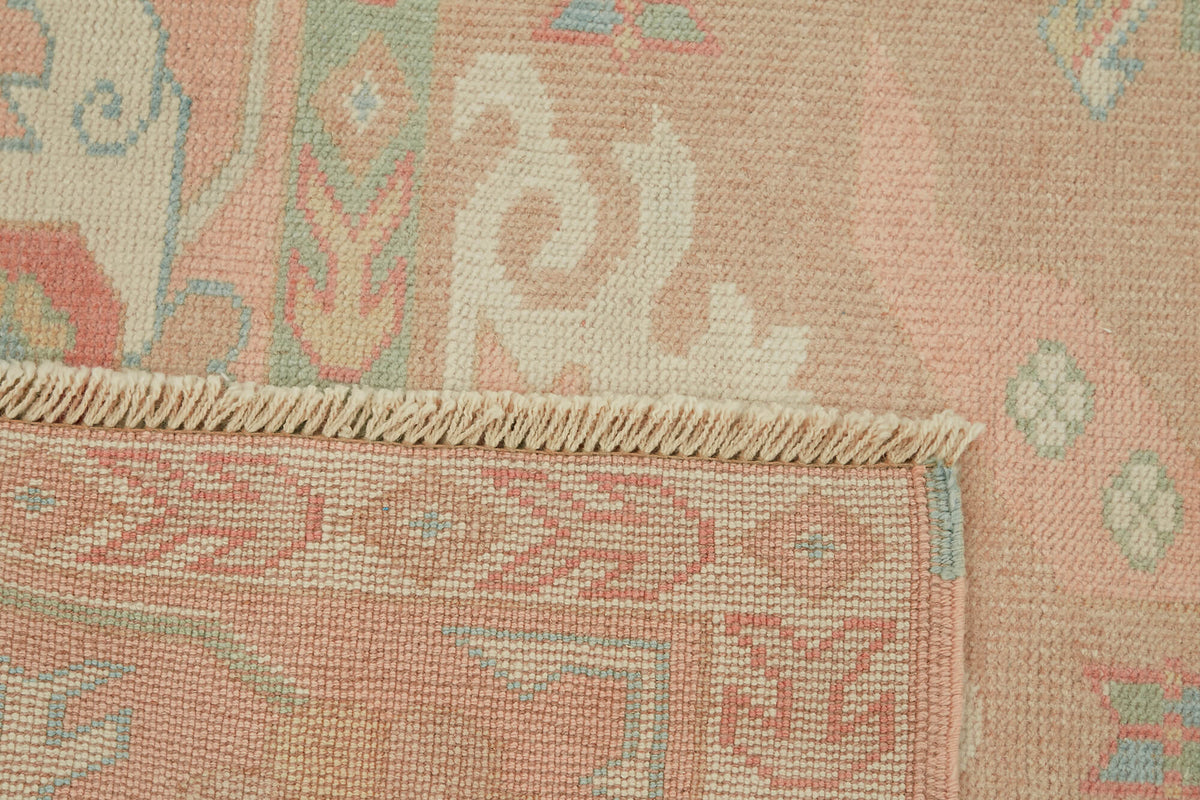 Kavale Geometrik Desenli Bej ve Pembe Tonlu Anadolu Halısı 184x247 cm – kenar detayı