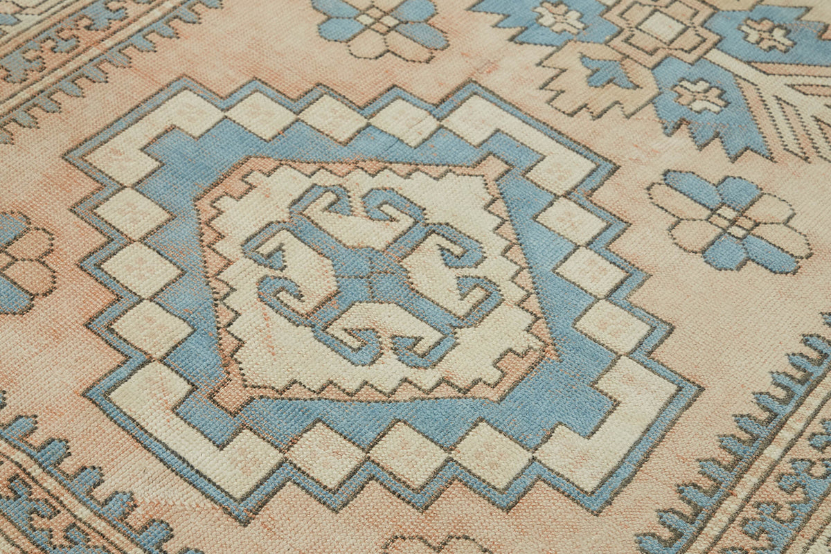 Kavale Açık Mavi Geometrik Desenli Yün El Dokuma Halı, 152x238 cm – mekânda kullanım