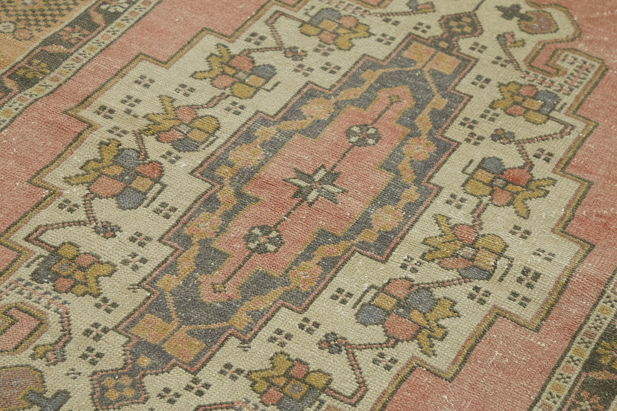 Kavale Pembe Gri Madalyon Desenli Klasik El Dokuma Halı 122x243 cm – mekânda kullanım