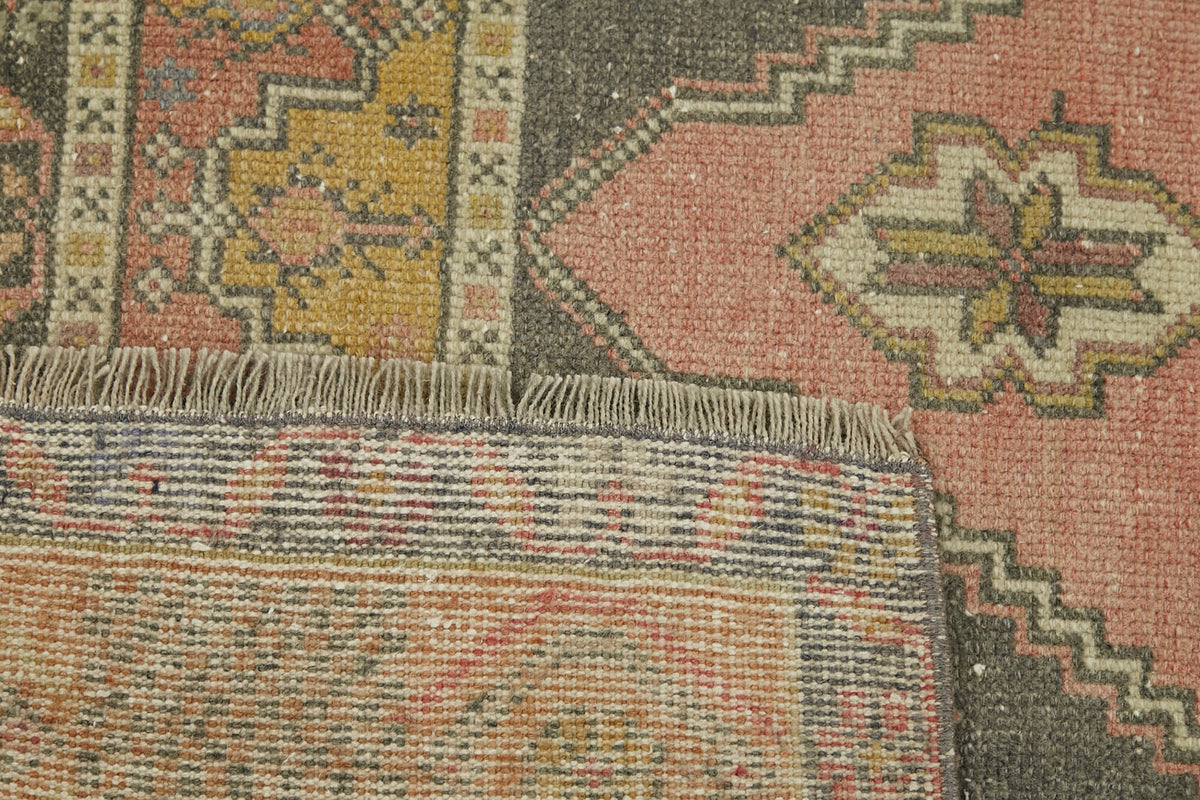 Kavale Pembe Gri Madalyon Desenli Klasik El Dokuma Halı 122x243 cm – kenar detayı