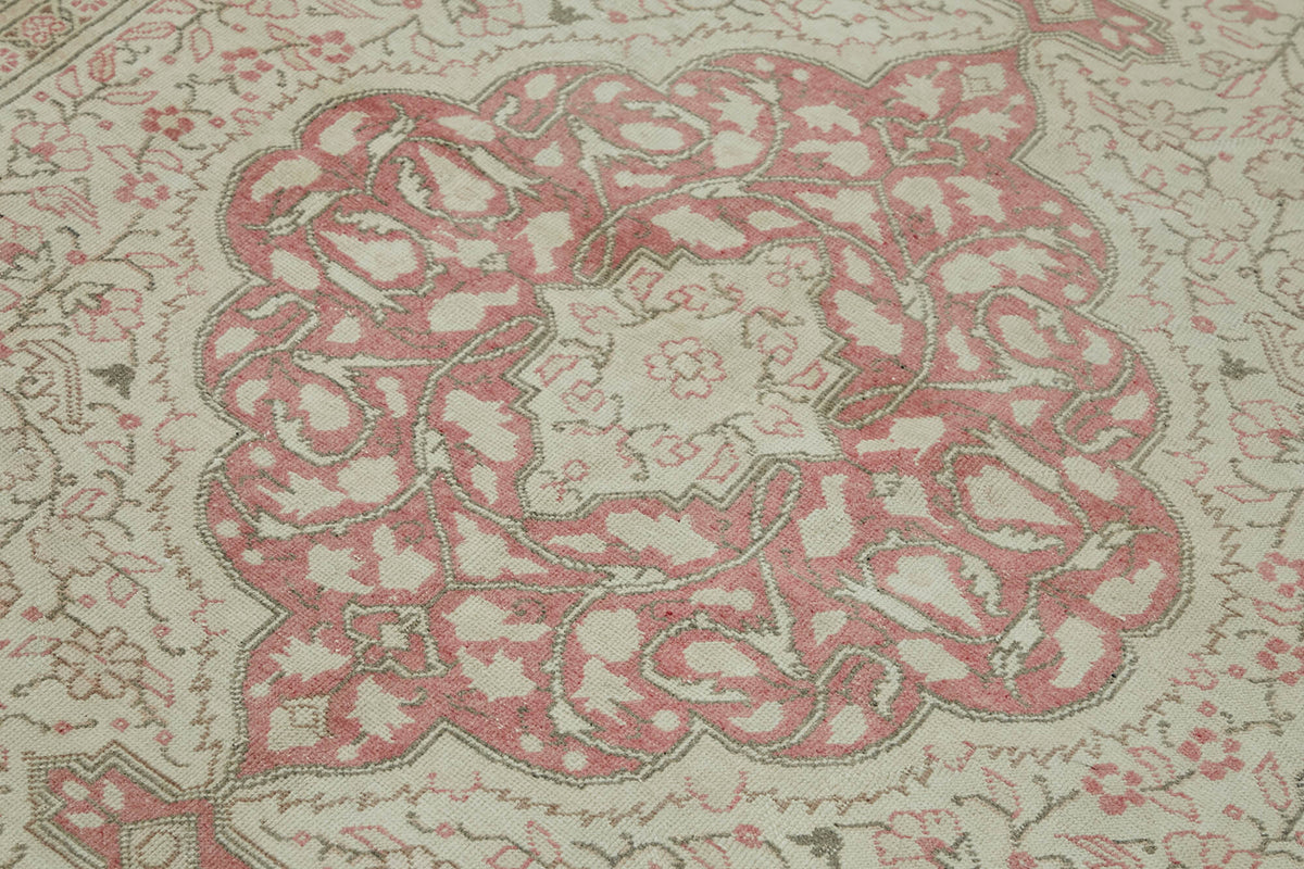 Kavale Madalyon Desenli Bej ve Gümüş Düz Dokuma Halı 153x220 cm – mekânda kullanım