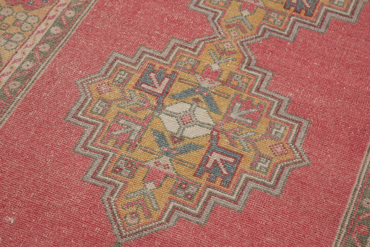 Kavale Pembe Gri Madalyon Göbek El Dokuma Halı 115x219 cm – mekânda kullanım