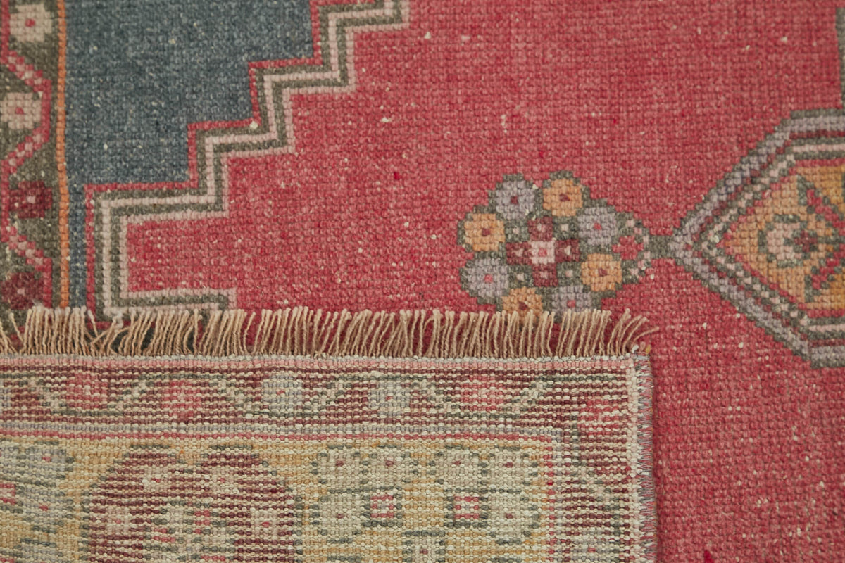 Kavale Pembe Gri Madalyon Göbek El Dokuma Halı 115x219 cm – kenar detayı