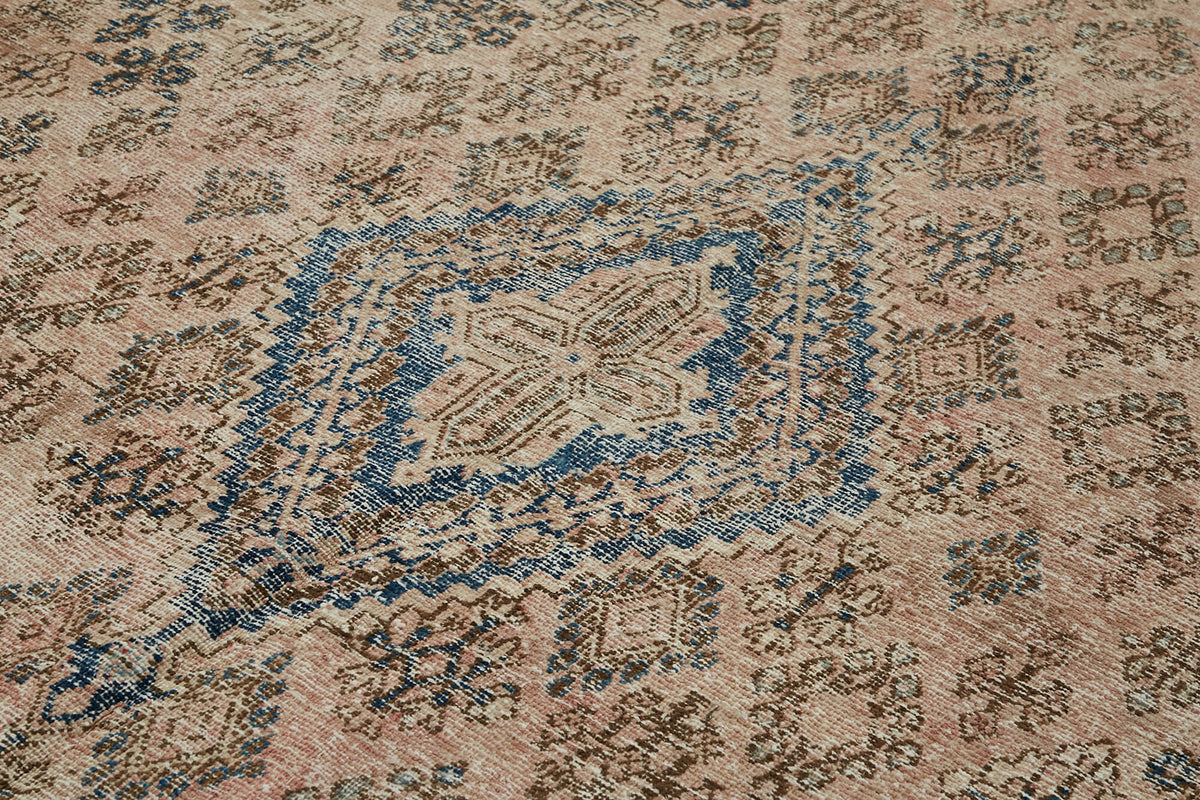Rusvo Madalyon Desenli Bej ve Gri Vintage Eskitme Halı 265x376 cm – mekânda kullanım