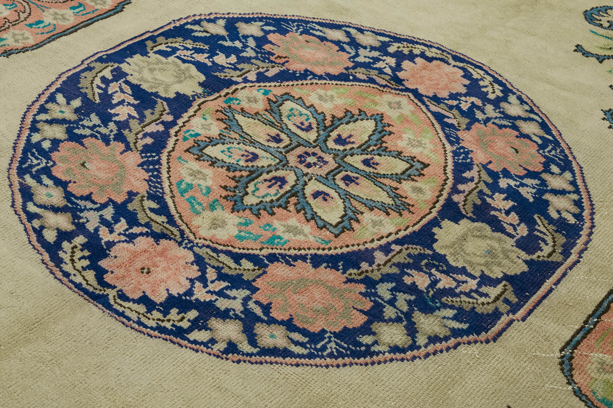 Rusvo Bej Pembe Çiçek Desenli Yün ve Pamuk Vintage Halı 238x330 cm – mekânda kullanım