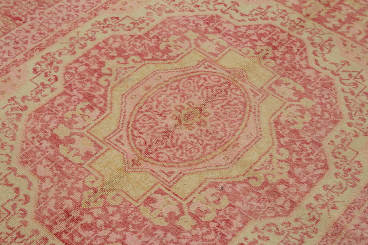 Kavima Pembe ve Bej Madalyonlu Düz Dokuma Yün Uşak Halısı 165x212 cm – mekânda kullanım