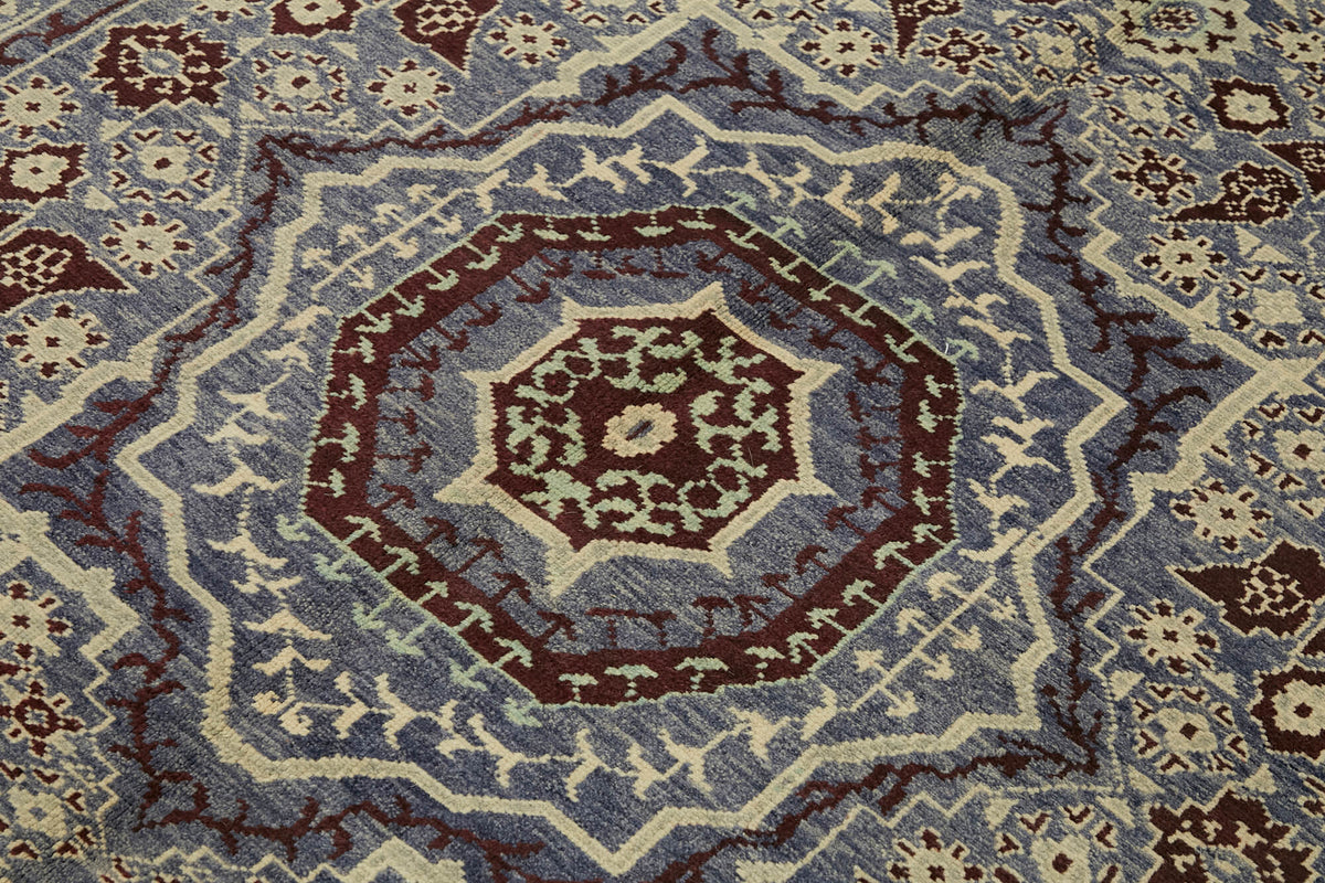 Kavima Mavi Bordo Madalyon Desenli Yün Uşak Halısı 192x168 cm 44452 – mekânda kullanım