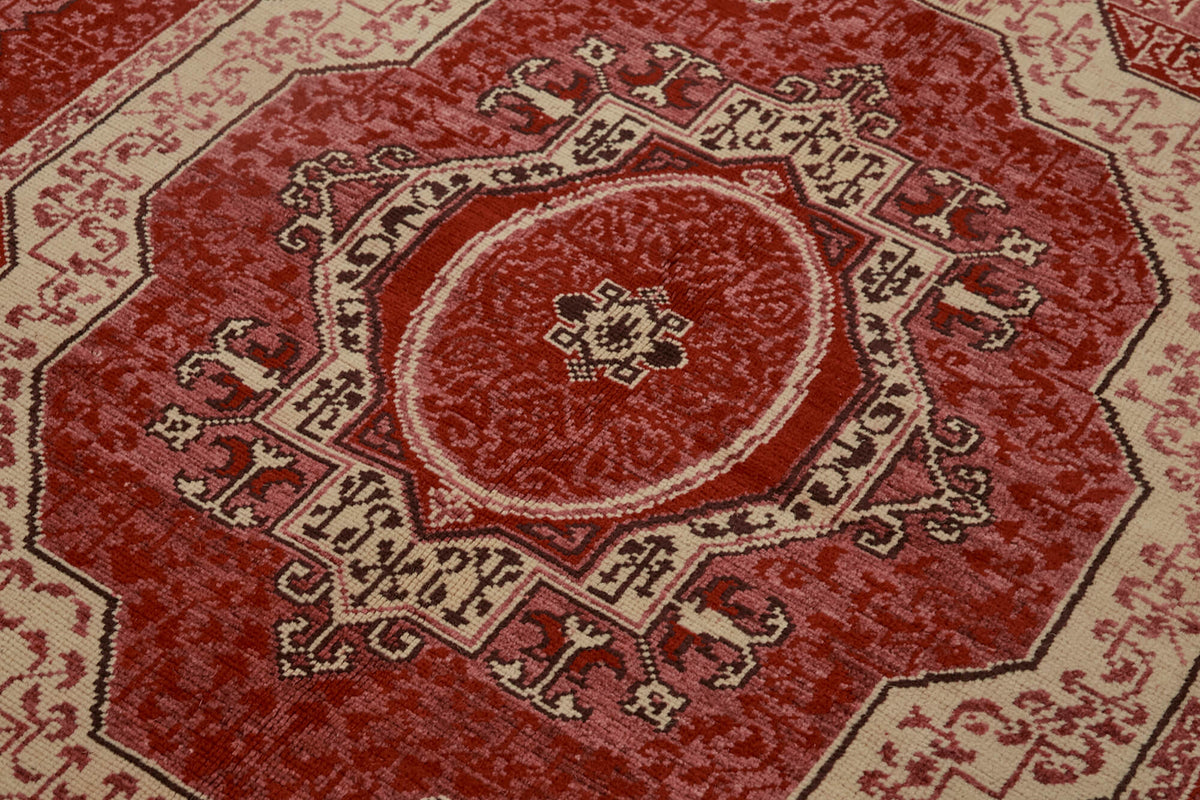 Kavima Madalyon Desenli Kırmızı Dokuma El Halısı 173x233 cm – mekânda kullanım