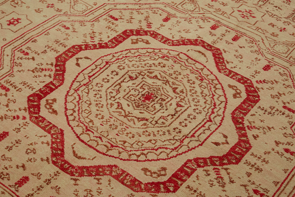 Kavima Vintage Uşak Düz Bej Madalyon Desenli Halı 205x238 cm – mekânda kullanım