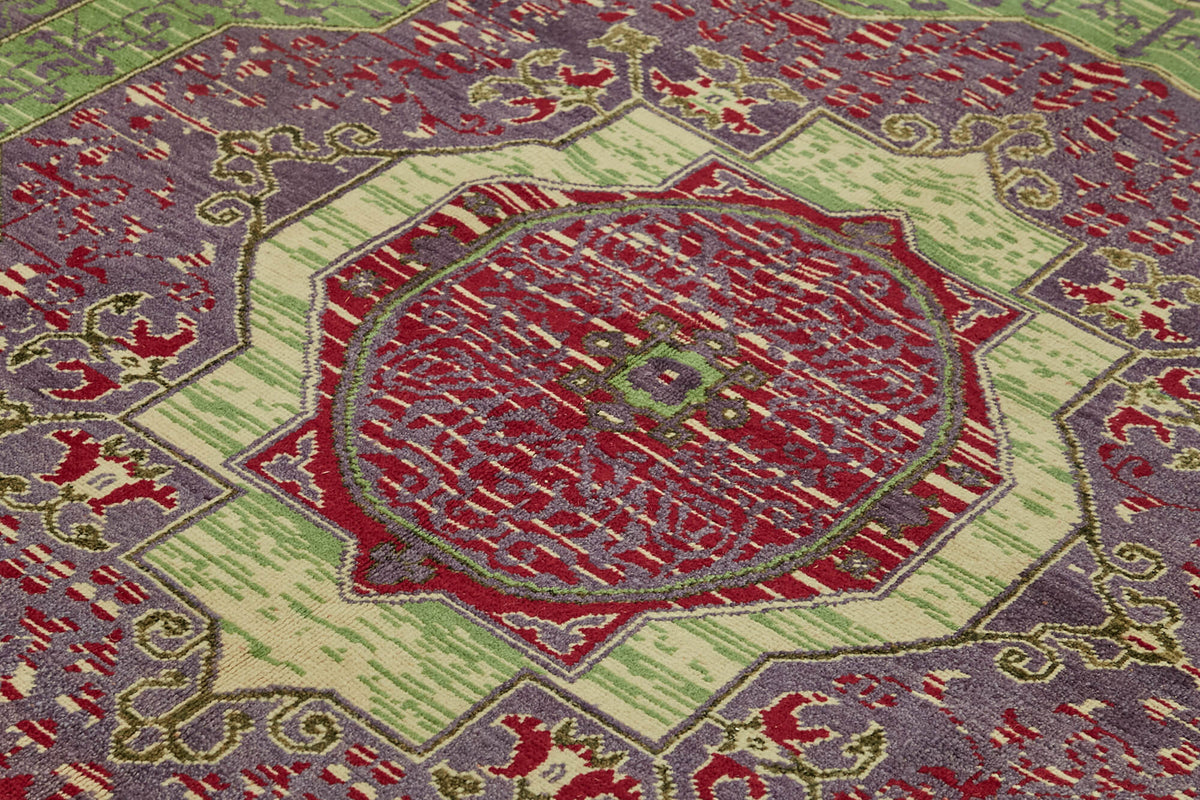 Kavima Vintage Uşak Kırmızı Yeşil Madalyon Desenli El Dokuma Halı 262x340 cm – mekânda kullanım