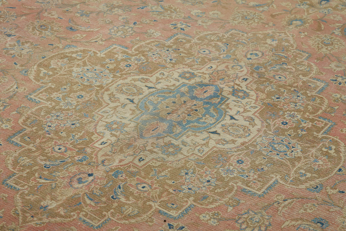 Rusvo Bej ve Açık Mavi Madalyon Desenli Vintage Halı 304x491 cm – mekânda kullanım