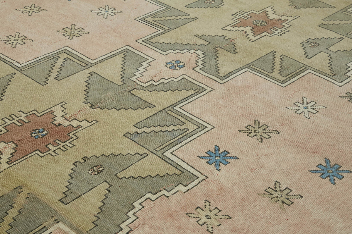 Rusvo Geometrik Desenli Toz Pembe Vintage Halı 336x403 cm – mekânda kullanım