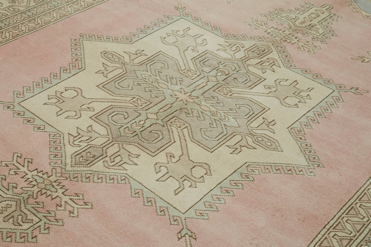 Rusvo Pembe ve Bej Geometrik Desenli Yün El Dokuma Halı 265x347 cm – mekânda kullanım