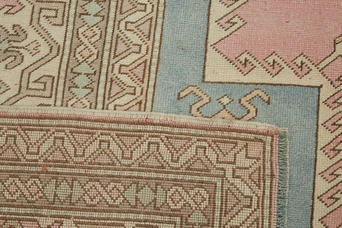 Rusvo Pembe ve Bej Geometrik Desenli Yün El Dokuma Halı 265x347 cm – arka yüz görünümü